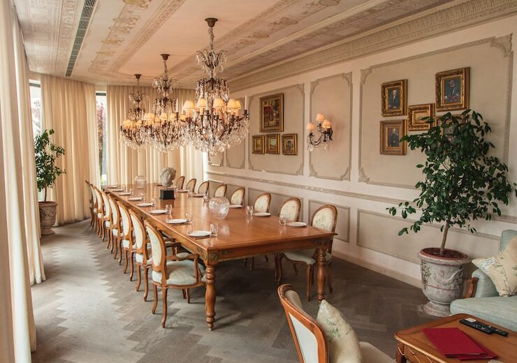Parchetul Versailles în combinație cu mobilierul clasic și modern