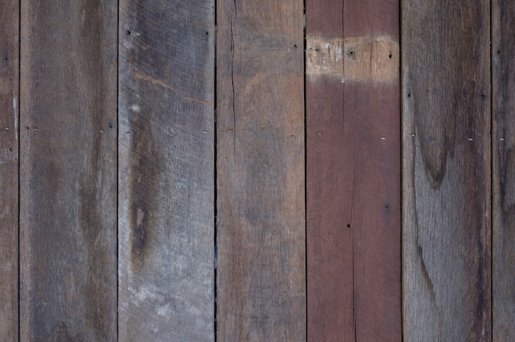 Parchetul cu finisaje speciale în designul industrial și rustic